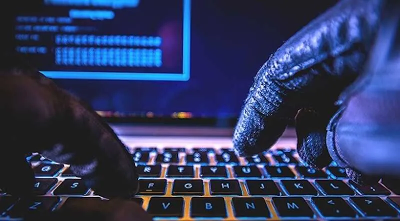 Bilgisayar korsanları facebook'u hedef aldı... 4 facekorsan 1